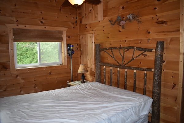Bedroom (queen-size bed)